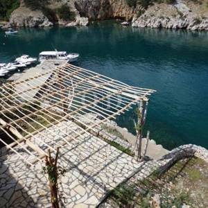 Kamena vila na stijeni iznad mora, Vrbnik, otok Krk 