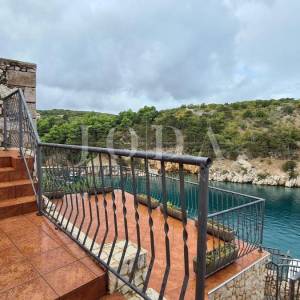 Kamena vila na stijeni iznad mora, Vrbnik, otok Krk 
