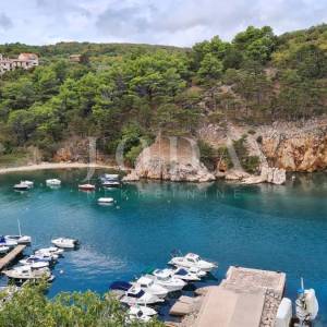 Kamena vila na stijeni iznad mora, Vrbnik, otok Krk 