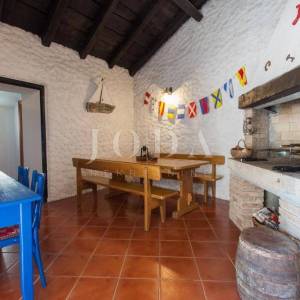 Kamena vila s bazenom