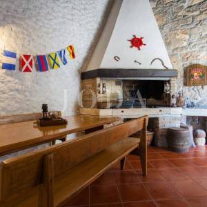 Kamena vila s bazenom