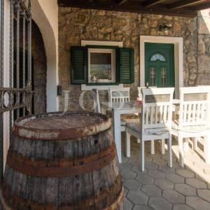 Kamena vila s bazenom