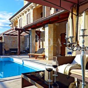 Kamena villa s dva stana blizu mora, Malinska