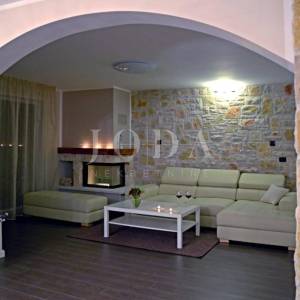 Kamena villa s dva stana blizu mora, Malinska