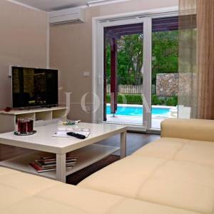 Kamena villa s dva stana blizu mora, Malinska