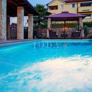 Kamena villa s dva stana blizu mora, Malinska