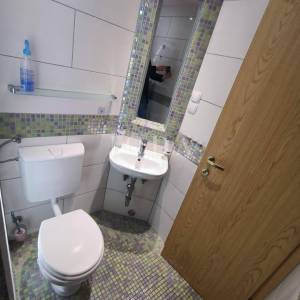 Karlobag stan sa bazenom i parkingom