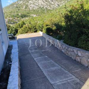 Karlobag stan sa bazenom i parkingom