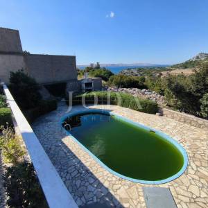 Karlobag stan sa bazenom i parkingom