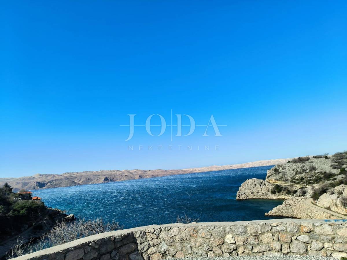 Karlobag stan sa bazenom i parkingom