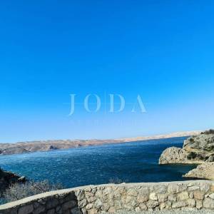 Karlobag stan sa bazenom i parkingom