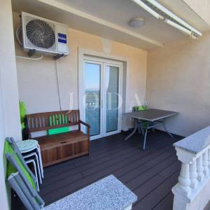 Karlobag stan sa bazenom i parkingom