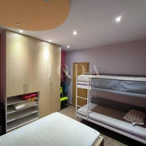 Karlobag stan sa bazenom i parkingom