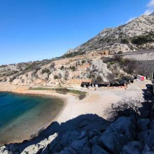 Karlobag stan sa bazenom i parkingom