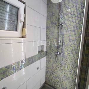 Karlobag stan sa bazenom i parkingom