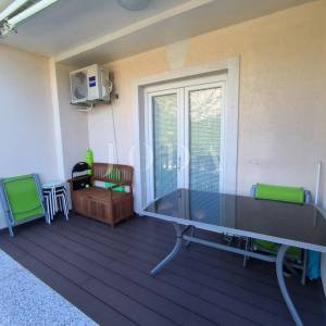 Karlobag stan sa bazenom i parkingom