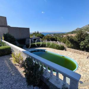 Karlobag stan sa bazenom i parkingom