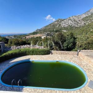 Karlobag stan sa bazenom i parkingom