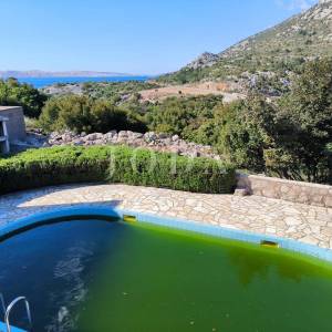 Karlobag stan sa bazenom i parkingom