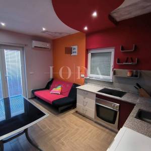 Karlobag stan sa bazenom i parkingom