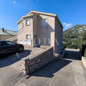 Karlobag stan sa bazenom i parkingom