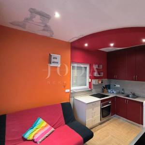 Karlobag stan sa bazenom i parkingom