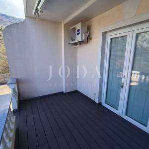 Karlobag stan sa bazenom i parkingom