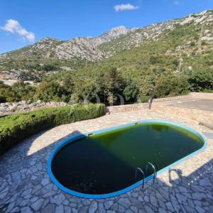 Karlobag stan sa bazenom i parkingom