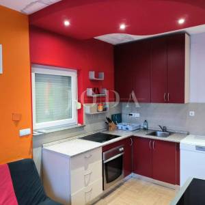 Karlobag stan sa bazenom i parkingom