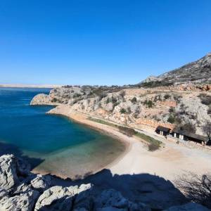 Karlobag stan sa bazenom i parkingom