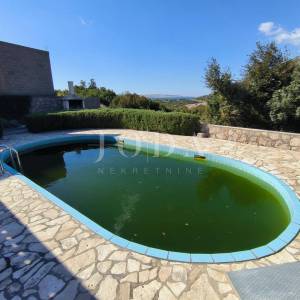 Karlobag stan sa bazenom i parkingom