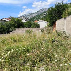 Karlobag stan sa parkirnim mjestom i terasom