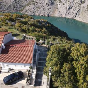 Klenovica kuća sa tri jedinice