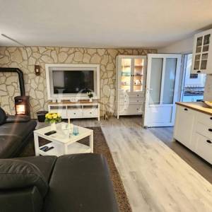 Klenovica kuća sa tri jedinice