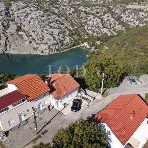 Klenovica kuća sa tri jedinice