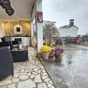 Klenovica kuća sa tri jedinice