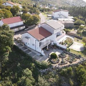 Klenovica kuća sa tri jedinice