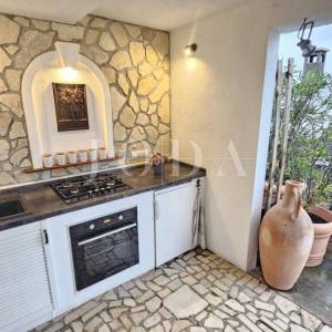 Klenovica kuća sa tri jedinice