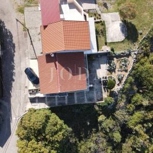 Klenovica kuća sa tri jedinice