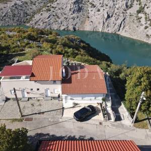 Klenovica kuća sa tri jedinice