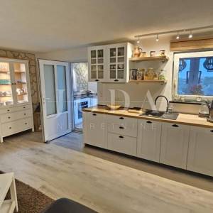 Klenovica kuća sa tri jedinice