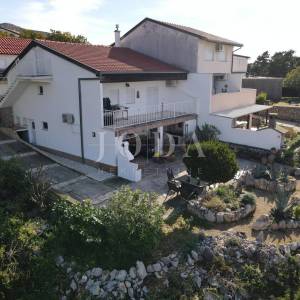 Klenovica kuća sa tri jedinice