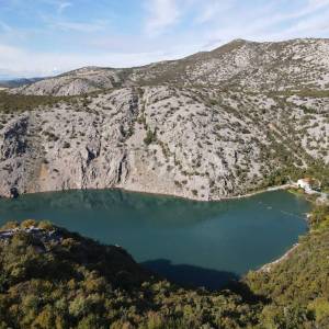 Klenovica kuća sa tri jedinice