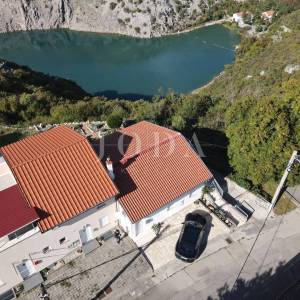 Klenovica kuća sa tri jedinice