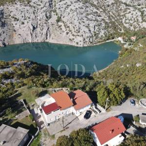 Klenovica kuća sa tri jedinice