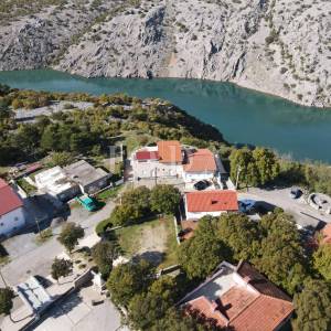 Klenovica kuća sa tri jedinice