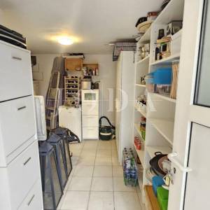 Klenovica kuća sa tri jedinice