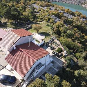 Klenovica kuća sa tri jedinice