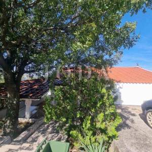 Klenovica, kuća sa tri stambene jedinice