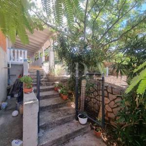 Klenovica, kuća sa tri stambene jedinice